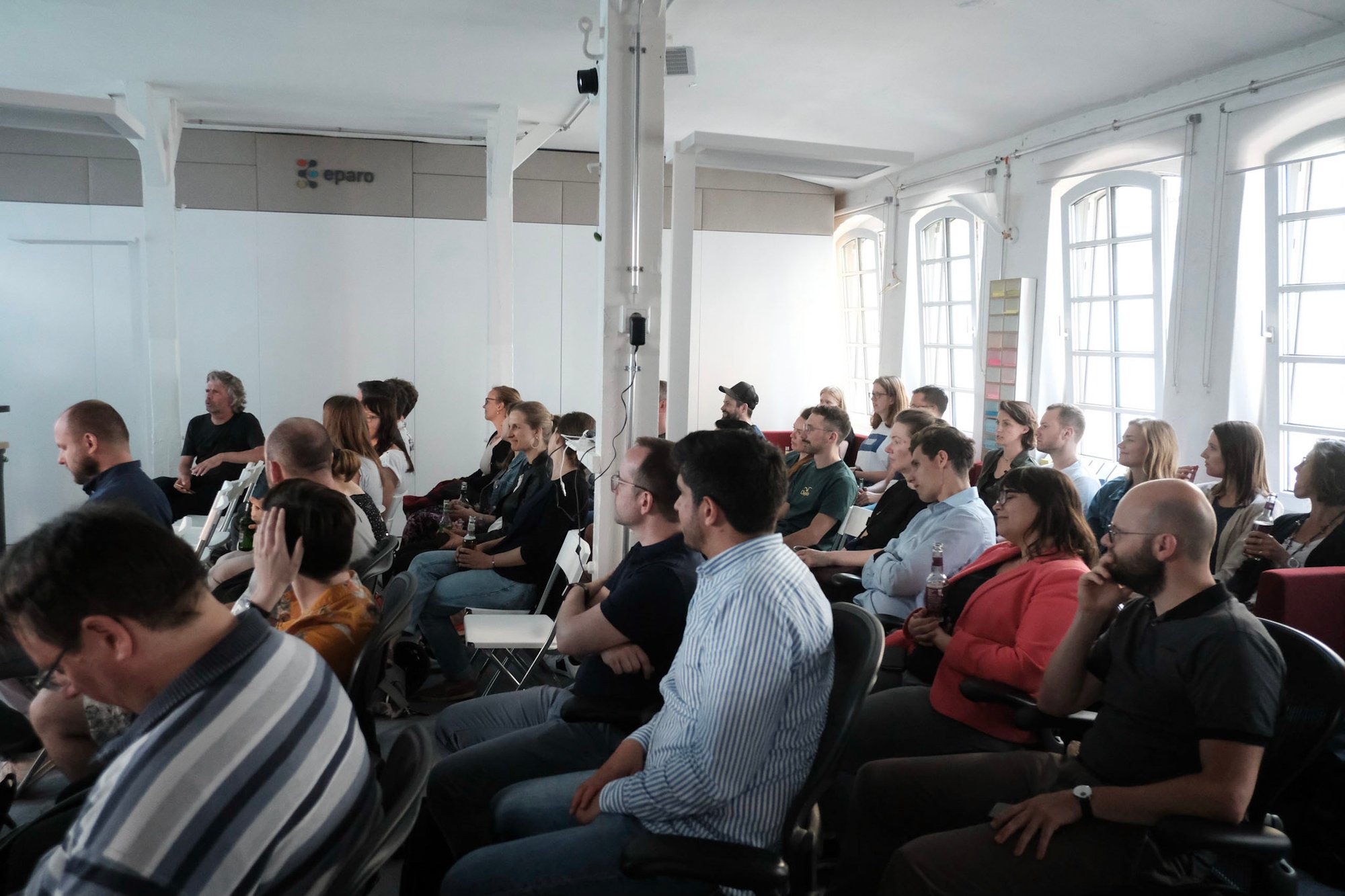 4 Reihen Publikum im Workshopraum, Reihenbestuhlung