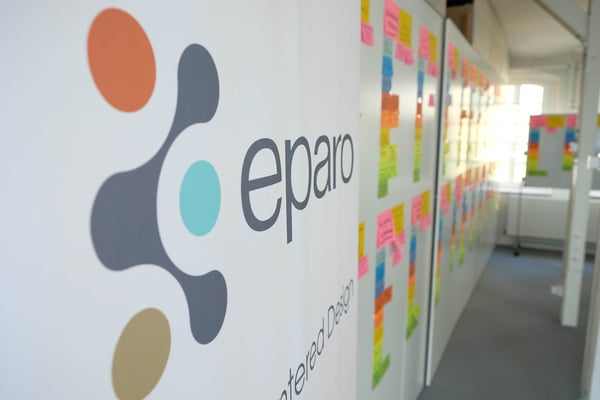 whiteboardwand mit post-its und eparo-logo im lichtdurchfluteten Workshopraum